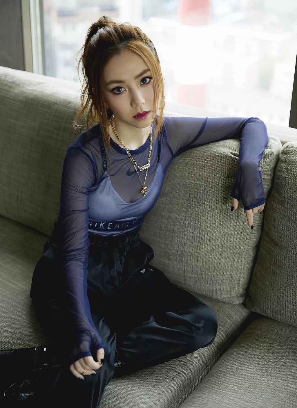 脱下皮裤的邓紫棋,竟秒变时尚达人?用率性穿搭演绎精彩人生!_女孩
