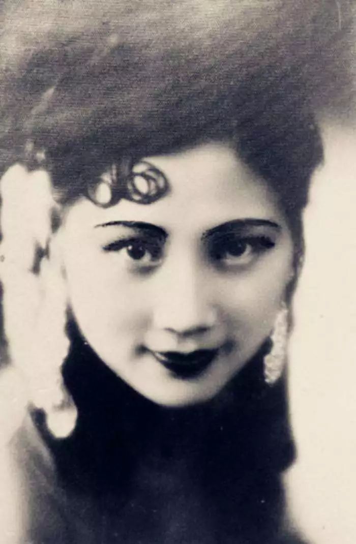 袁美云,陈燕燕,王人美后排左起:叶秋心,黎明辉,胡蝶,阮玲玉,徐来这是