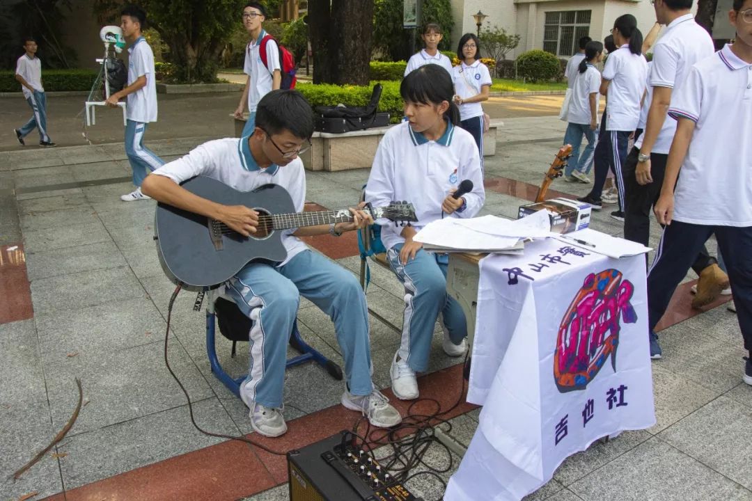 抱着一把木吉自弹自唱,无论何时都是一件很吸引人的事吉他社只要你