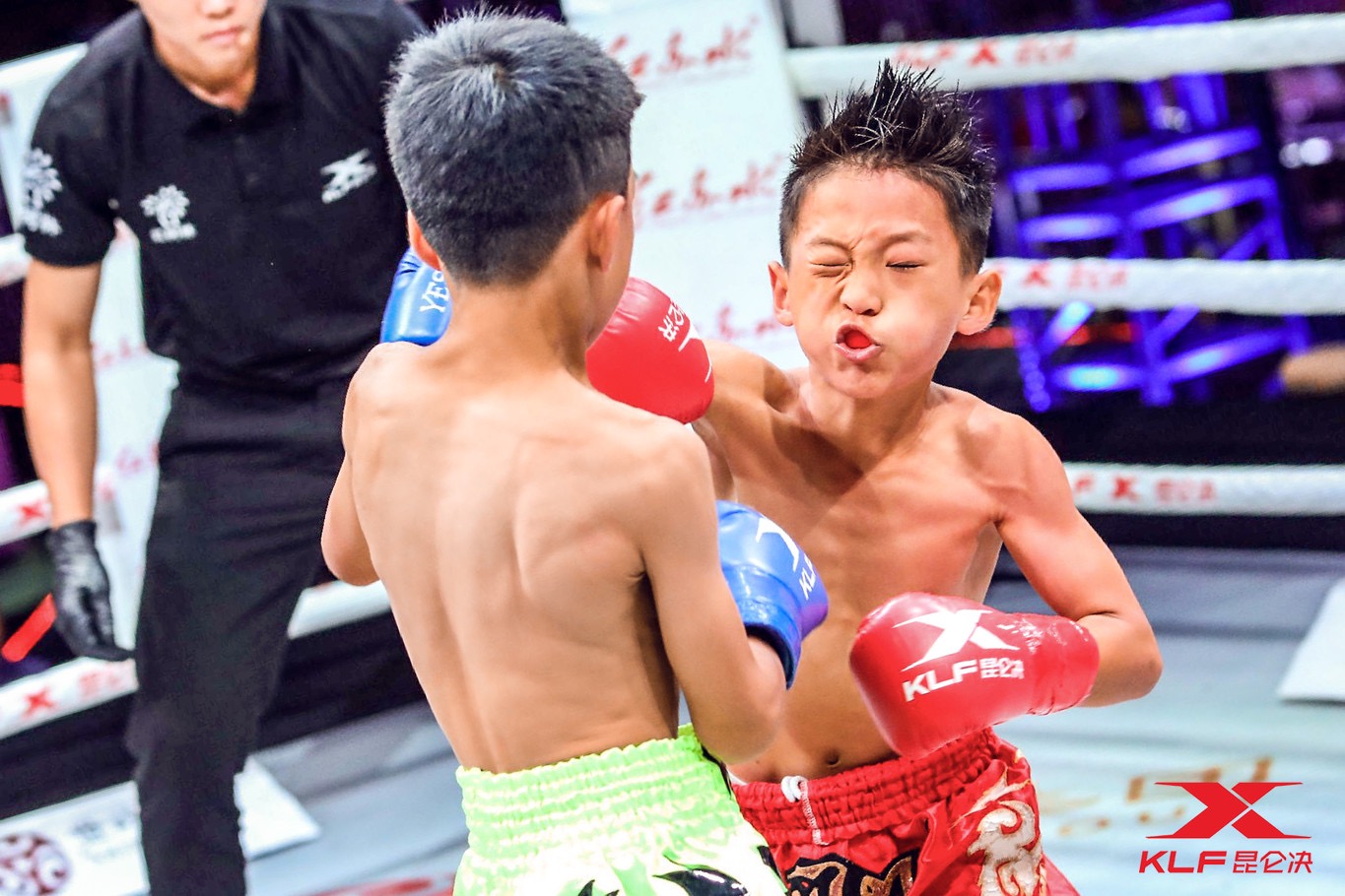 据悉:这名叫晟的10岁小男孩是昆仑决著名拳王闫西波之子,小小年纪的