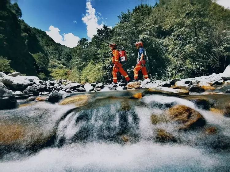 跋山涉水