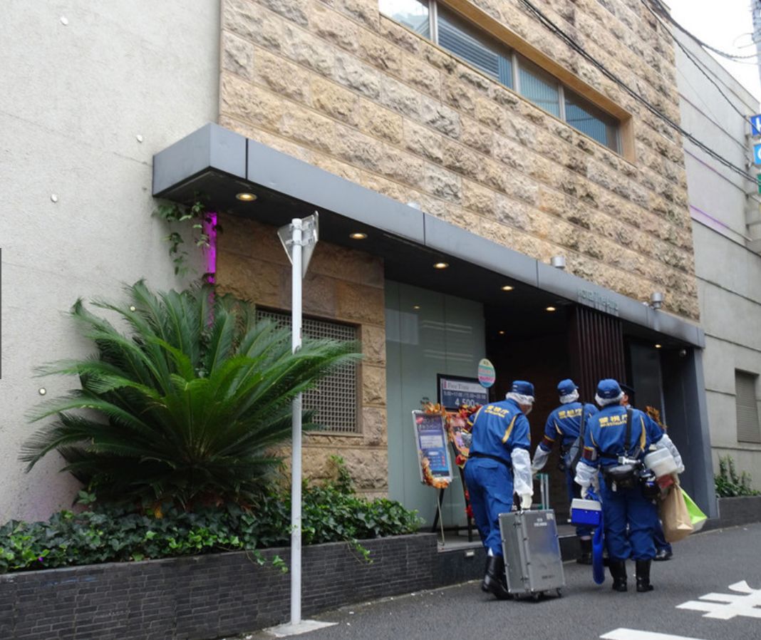 昨晚东京池袋某情侣酒店发生杀人案一具女性尸体被包裹在透明袋中