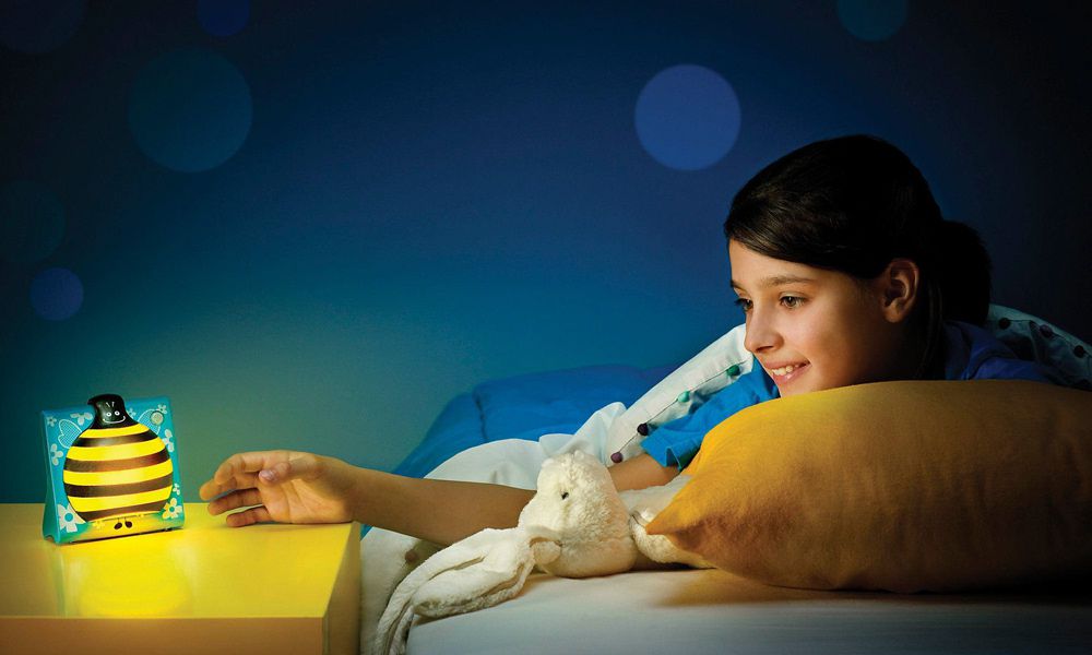 晚上睡觉要给宝宝留盏灯最好不要这样做或许会害了孩子