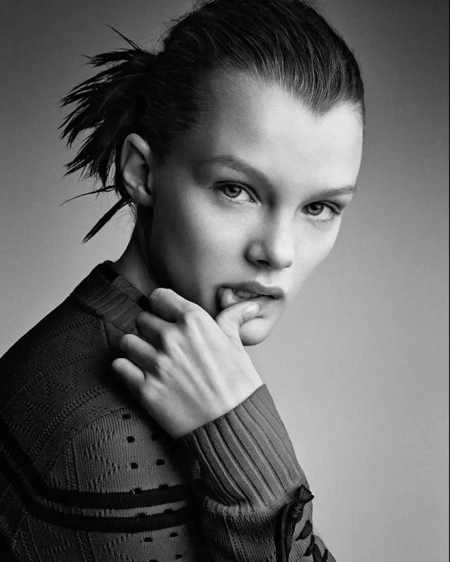 除了摸嘴唇,用手指做"嘘"这个动作,也是经典的拍照pose.