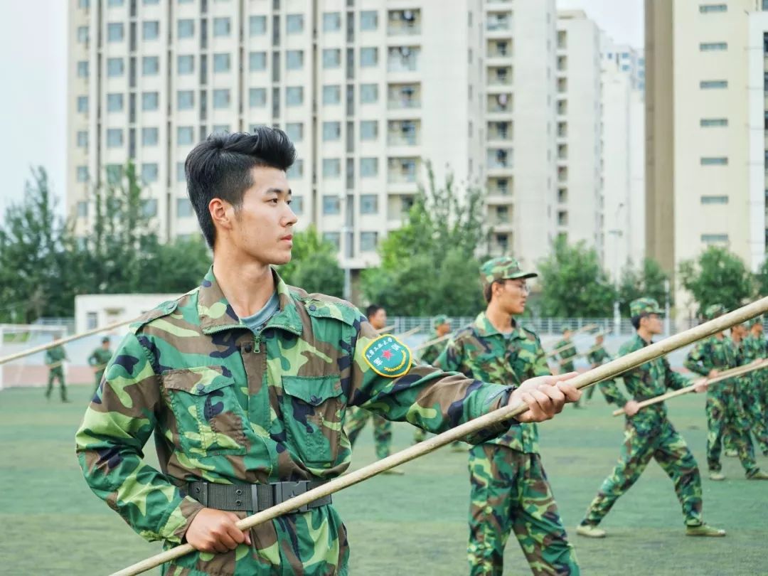 盡顯青春力量動作凌厲軍體棍 匕首操一聲聲口號衝上雲霄