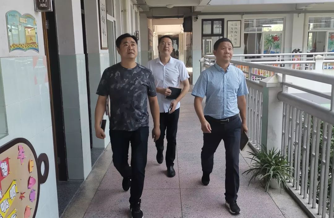 9月11日上午,衢州市教育局基础教育处翁胜华处长在县教育局基教科楼红