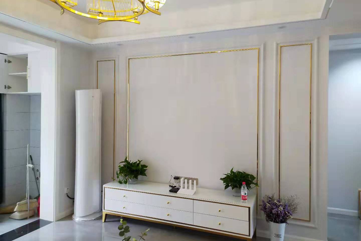 武汉装修:美式风格装修 金色不锈钢加石膏线做的背景墙很亮眼