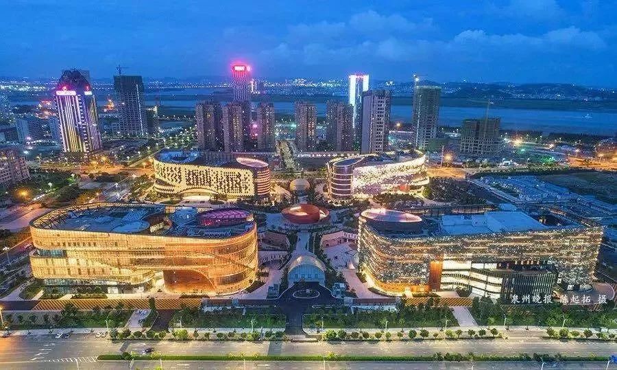 市府芯区,四朵金花在旁,紧握时代财富脉搏,与城市一起向前,为城市精英