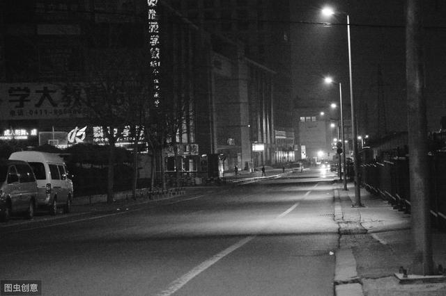 凌晨三点一名女孩独自踏上寒风凛冽的街道