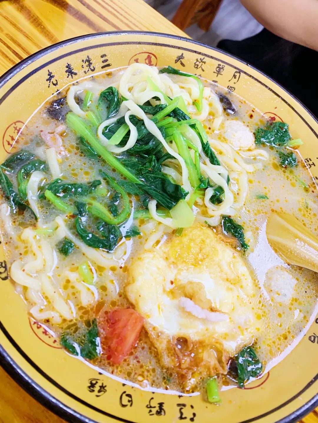 13元一碗的三鲜面满满当当的全是料肉丸,皮肚,肉丝,猪肝,荷包蛋.