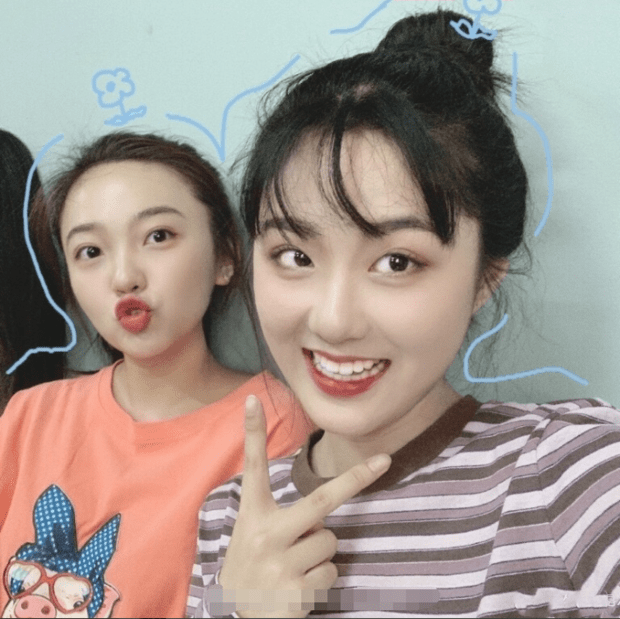 林妙可晒同学合影大眼睛尖下巴辨识度低其衣品更让人无语