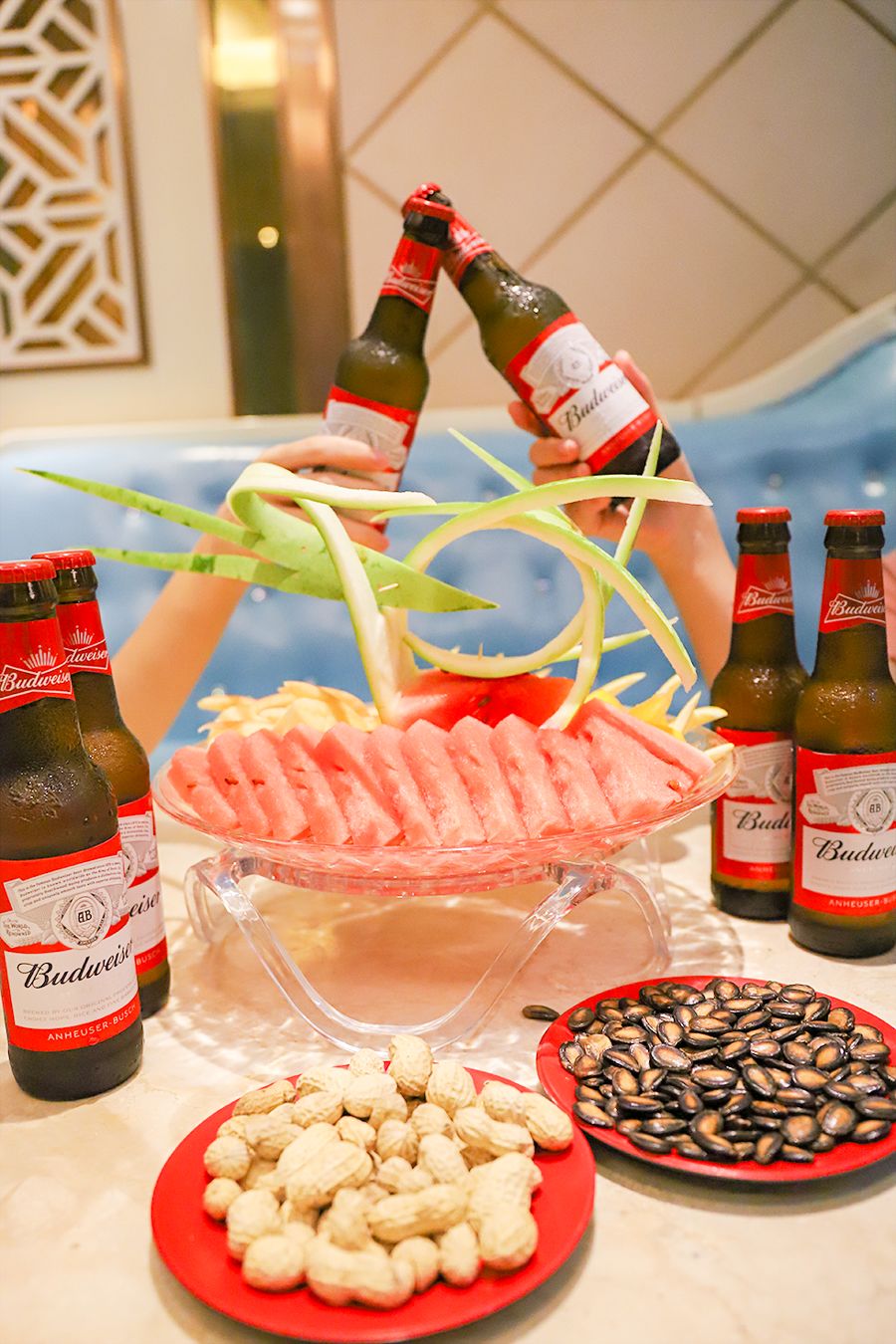 偷偷告诉你,现在还有超值套餐,不限时欢唱,雪津啤酒不限量畅饮