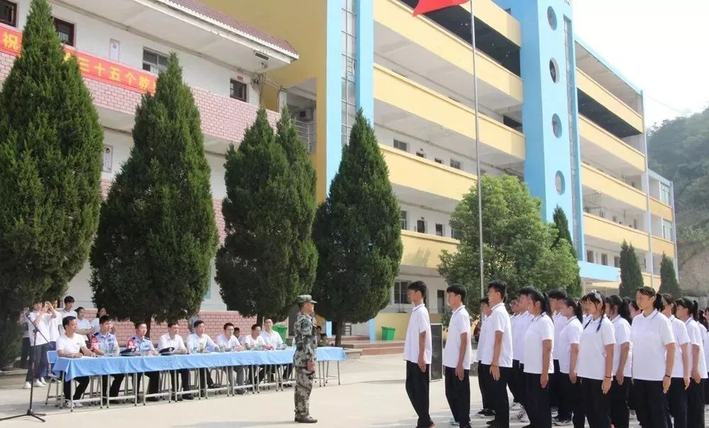 彭泽火炬中学举行20192020学年新生军训结营仪式暨开学典礼