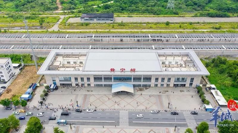 普宁高铁站从民居旁穿梭而过的高速列车如今,揭阳市正把滨海新区放在