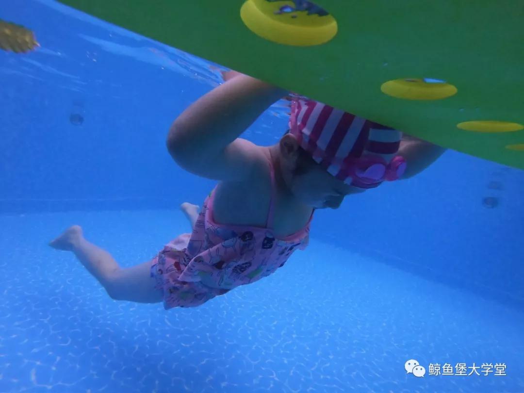 可能会呛水,但这是正常的,只要迈过这一步,可以开始学游泳动作了