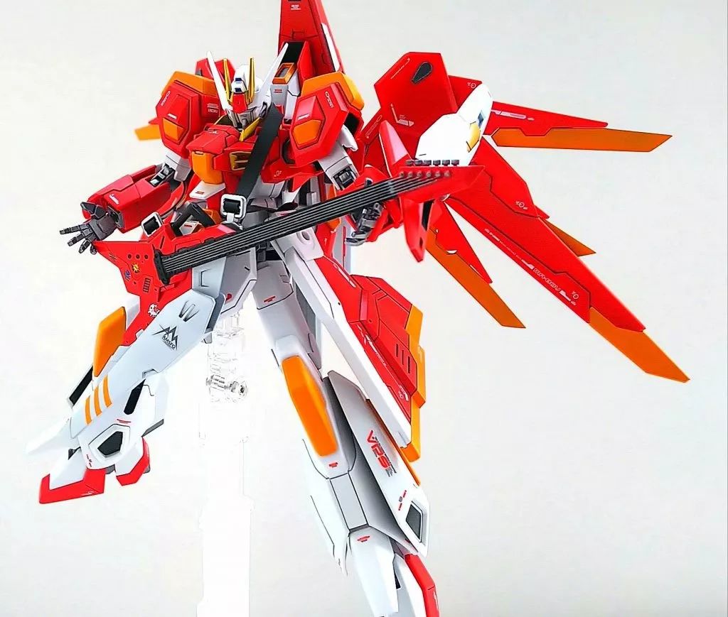 操作就是为这款作品制作了一把吉他——弹吉他的高达有谁可以想象得到