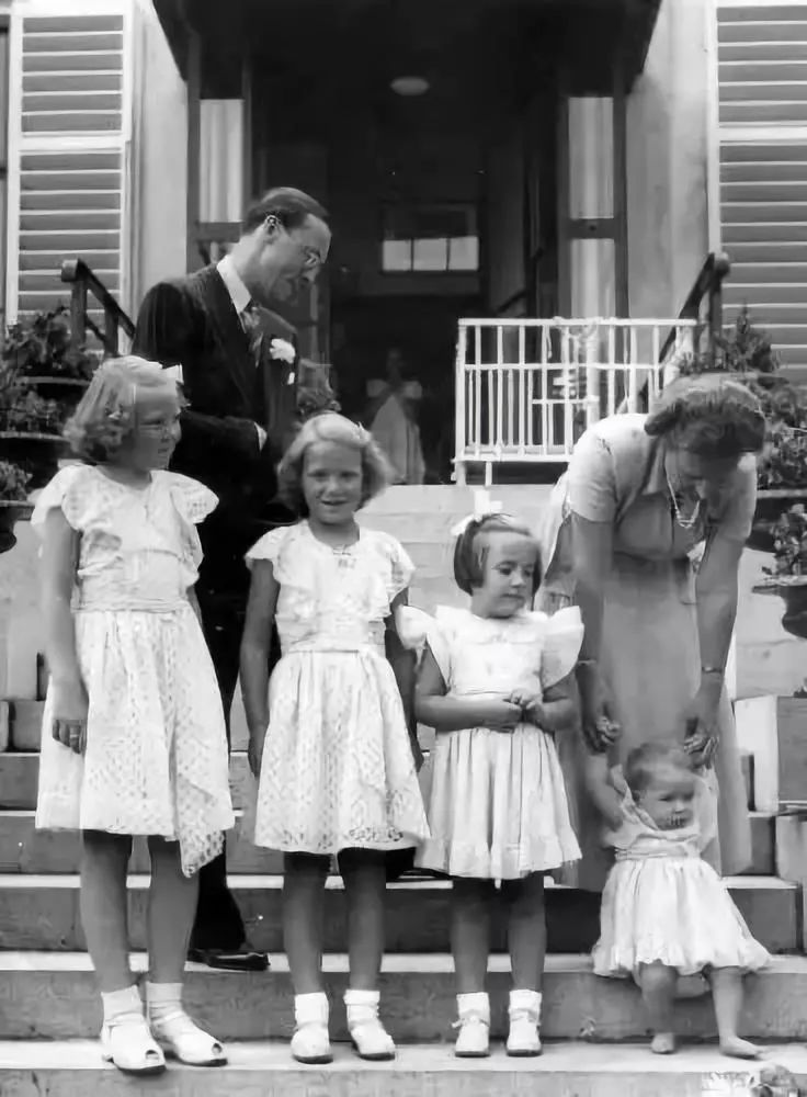 巫医干政朱莉安娜女王及伯恩哈德亲王很受民众的拥戴.