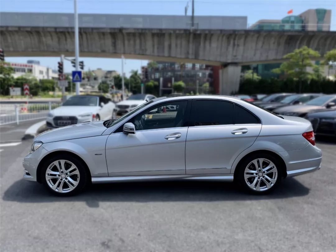 【推荐车型】奔驰c200:优雅时尚,大气精致,性能杠杠!
