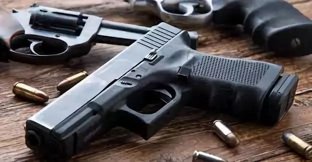 圣州学生带枪去学校杀同学,结果……_左轮手枪