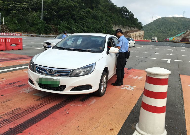 能佔用應急救援車道高速行車切忌疲勞駕駛避開擁堵高峰時段請廣大司機