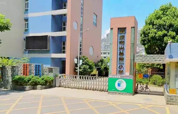 光谷第一小学位于风景秀丽的东湖之滨,珞珈山下,武昌区八一路武汉大学