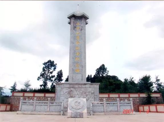 寻访小尖山战斗遗址小编通过查询,发现玉溪网于2012年8月6日曾发表过