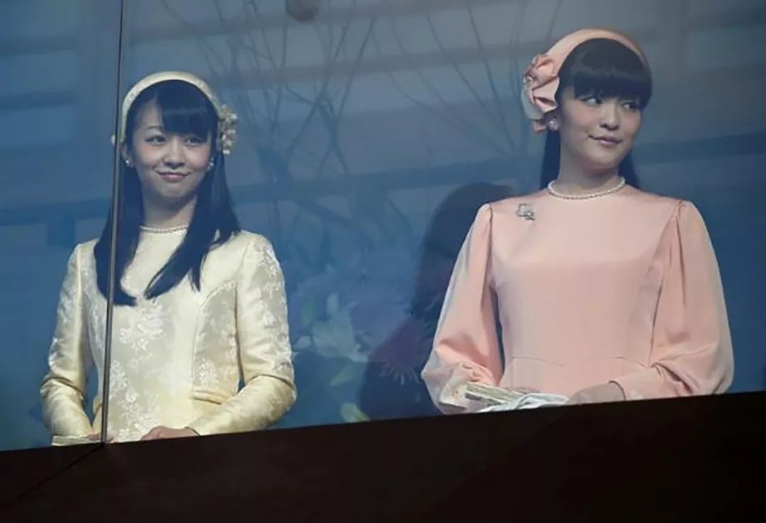 原创25岁真子公主第一次出国访问穿白裙神似雅子皇后太惊艳了