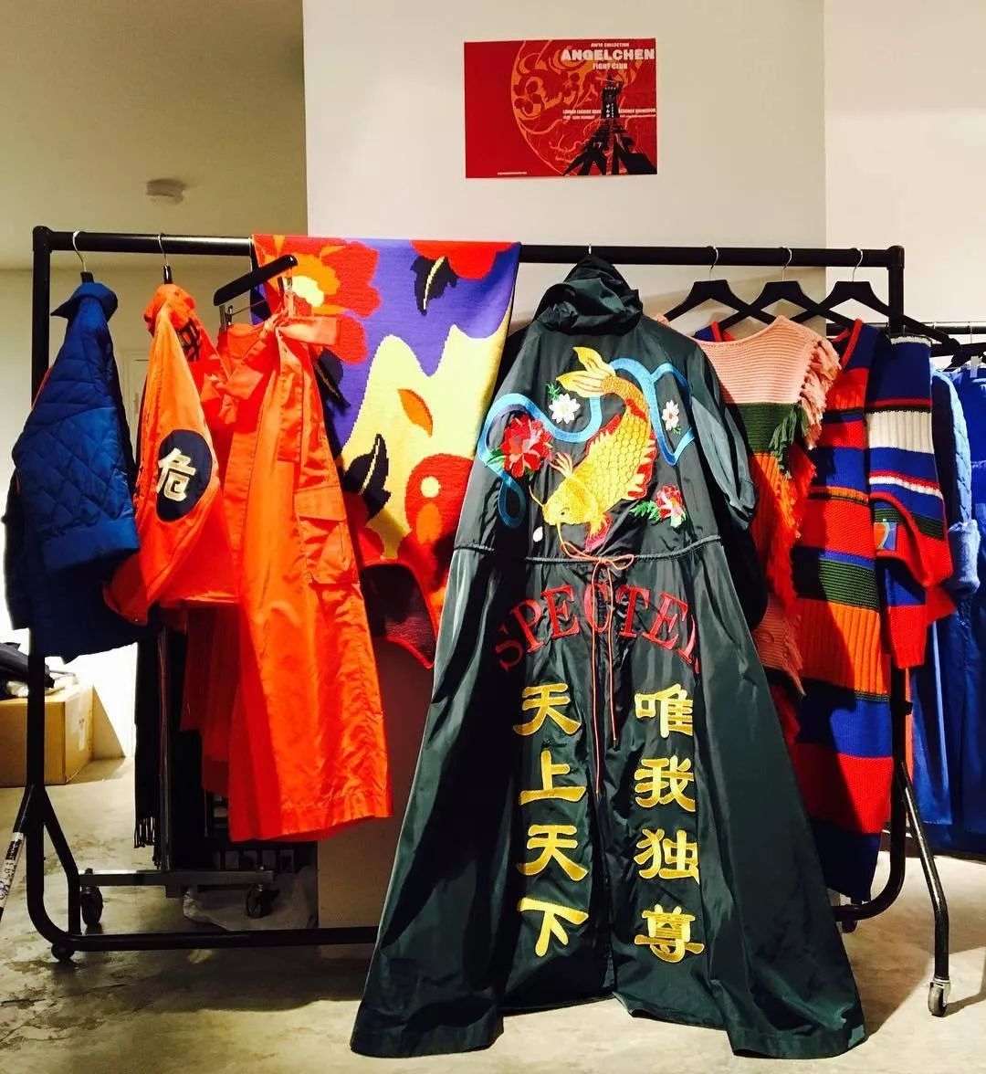 是 2016 年秋冬季的"暴走族"系列中,一件后背印着"天上天下,唯我独尊"