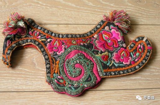 鸡冠帽彝族人认为公鸡是驱魔避邪的吉祥物