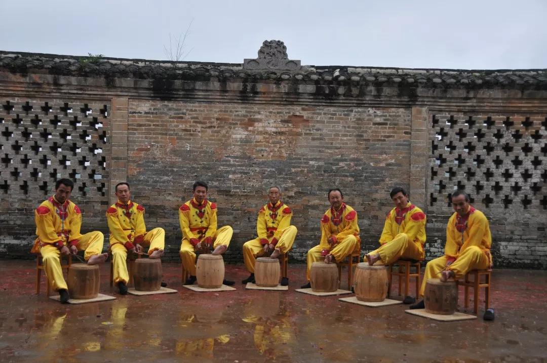 位置和技巧,打出无数生动的鼓声,所以踩鼓又被叫做"压脚鼓""踏脚鼓"