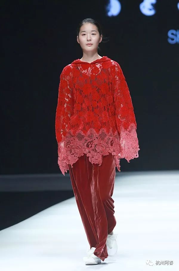 在濮院320创意广场召开的现场这是"中国纺织服装供应链创新巡展"在濮