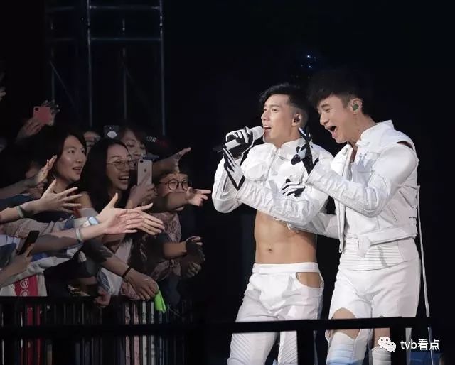 关智斌的演唱会有点像拼盘演唱,但是又不同于常规拼盘演出,还是带有一