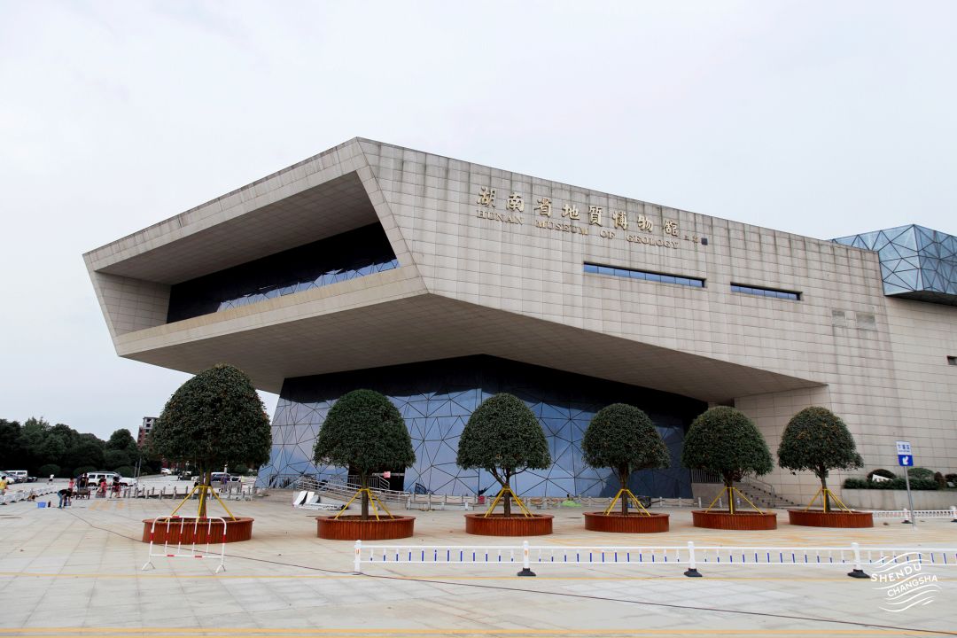 2002年,经省政府批准,湖南省地质博物馆迁址重建,新馆于2012年4月22日