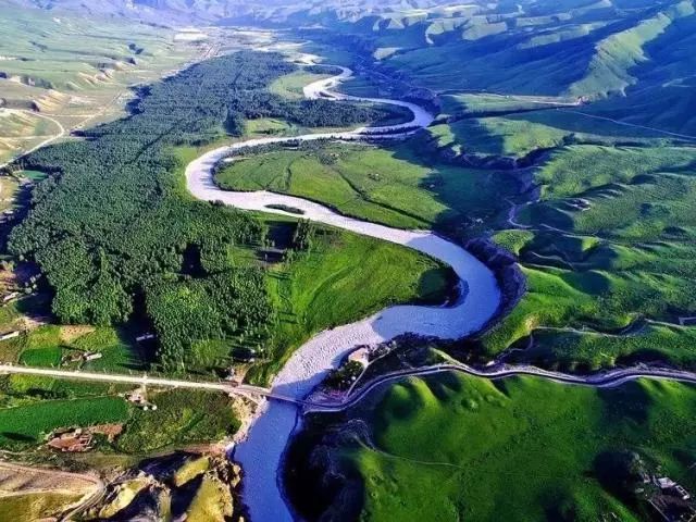 九曲十八弯是这条支流中的一处奇景阔克苏河是特克斯河的一条支流九曲