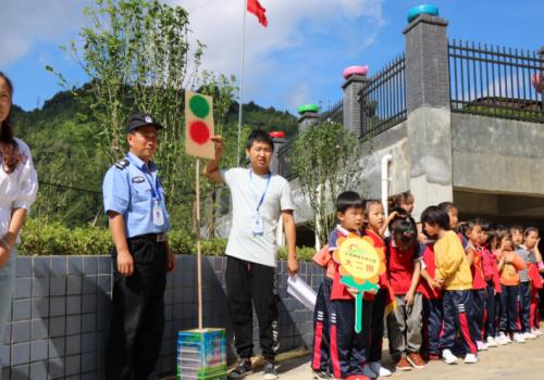 汇川混子幼儿园大手牵小手安全路上走