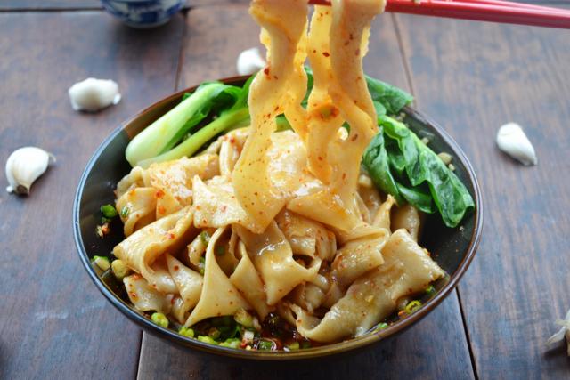 陕西油泼面写在最后的结语在陕西油泼扯面还会被叫做:" 拉面 , 拽面