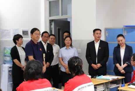 刘本芳饶丹等区领导到曲靖一中沾益清源学校进行教师节慰问