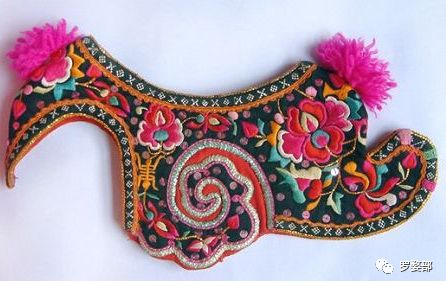 鸡冠帽彝族人认为公鸡是驱魔避邪的吉祥物