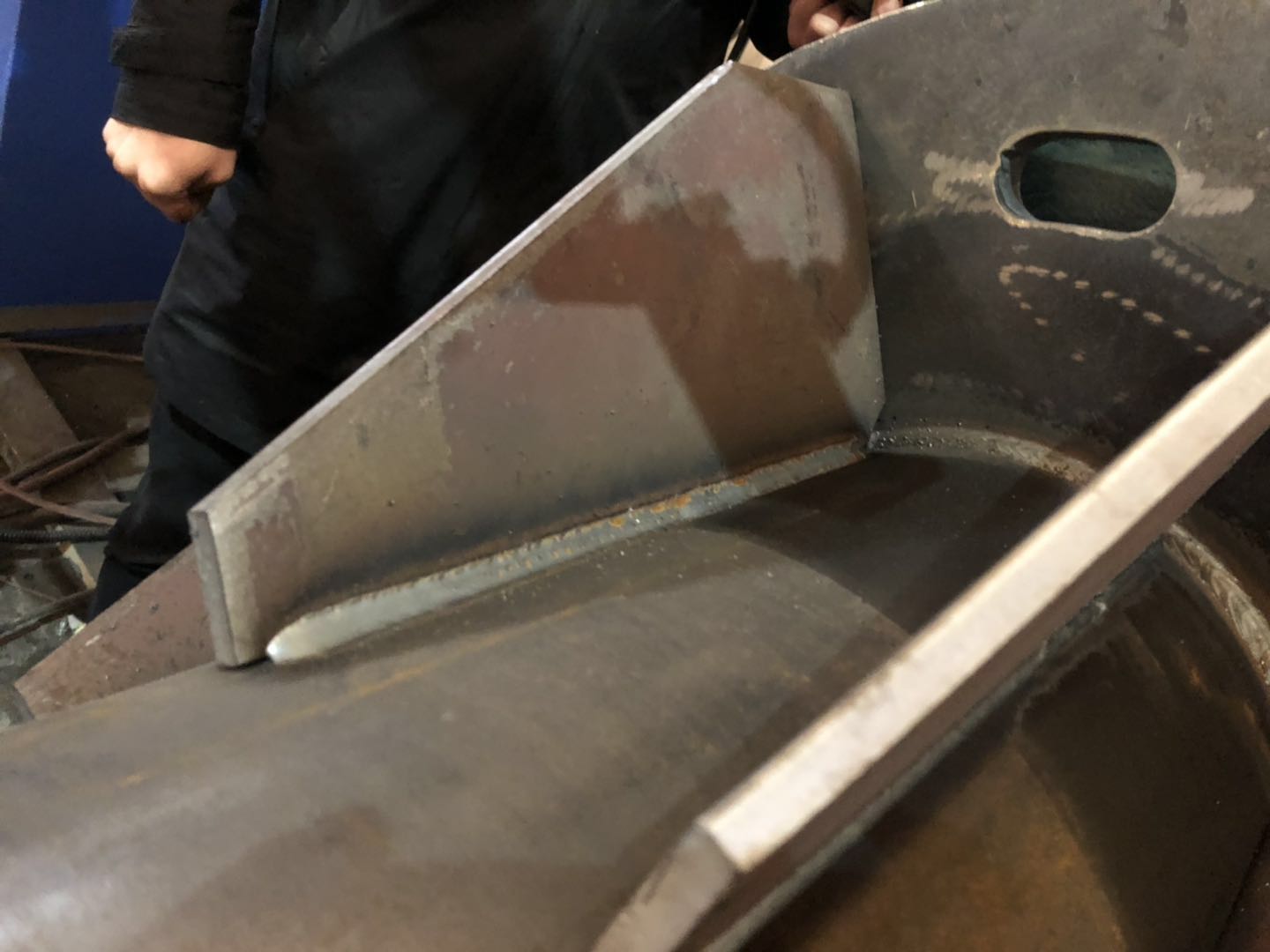 且由于在焊接的过程中会产生一定的变形,使得先焊接的焊缝产生变形