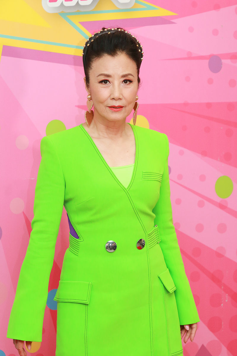 不服老72岁汪明荃穿荧光绿超短裙配恨天高诠释爱美是女人天性