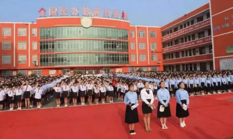 东海外国语学校是由连云港市东海县人民政府2002年规划成立的一所12年