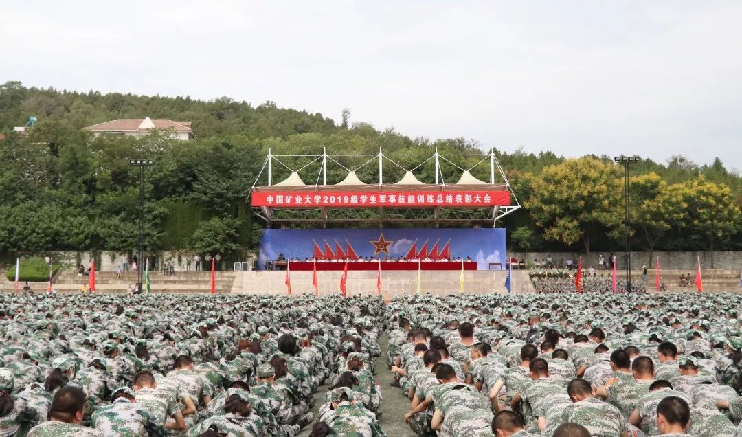 同时承训部队全体帮训官兵,2019级新生辅导员和近6000名新生也参加了