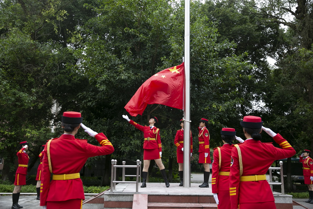 重庆:高校女子国旗班加强训练迎国庆