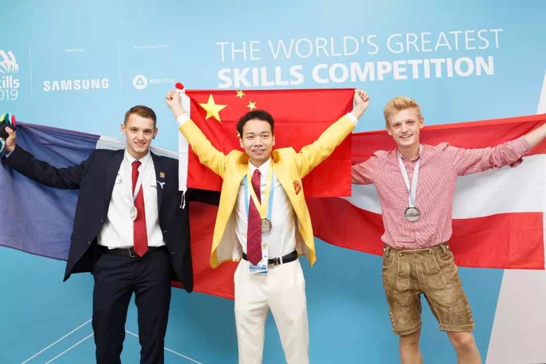 精诚所至金石为开第45届世界技能大赛建筑石雕项目冠军选手郑权