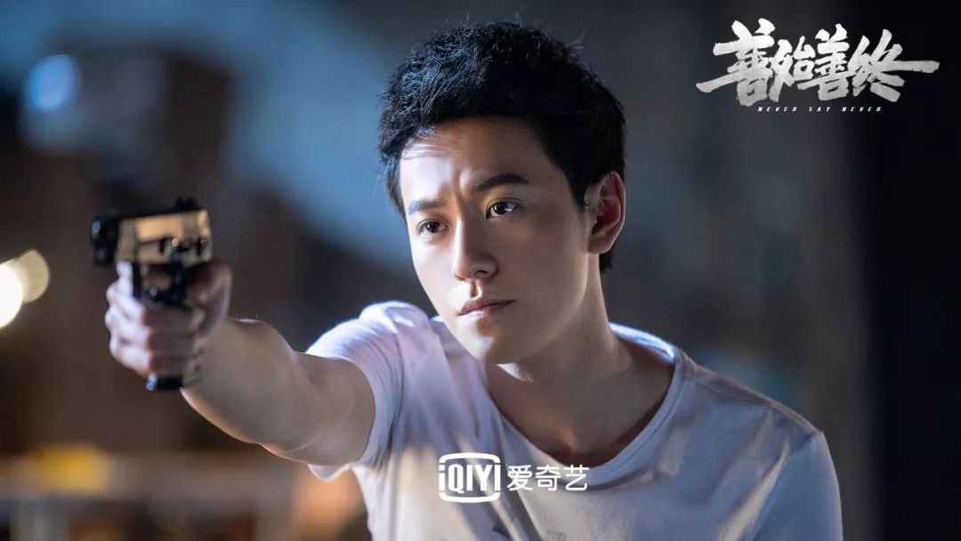 虽然这是秦俊杰第一次出演警察,有不少优秀的刑侦剧,以及优秀的警察