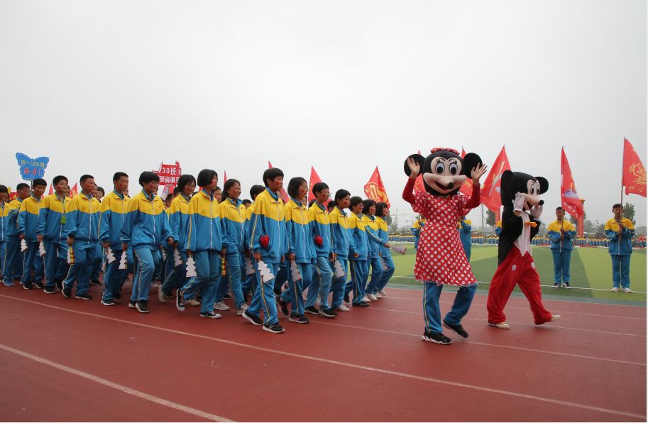 震撼邢台一中学操场上惊现巨幅国旗视频刷爆网络感动到哭
