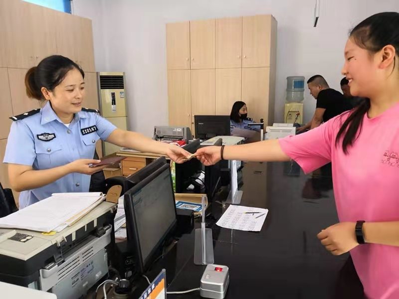 下百人,土柏岗派出所户籍民警赵淑沂和贾欠欠一直能够做到让群众满意