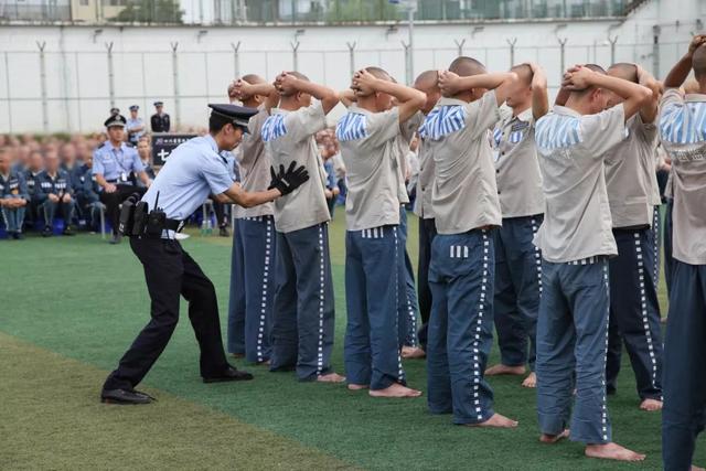 过节不打烊高墙内改造旋律不停