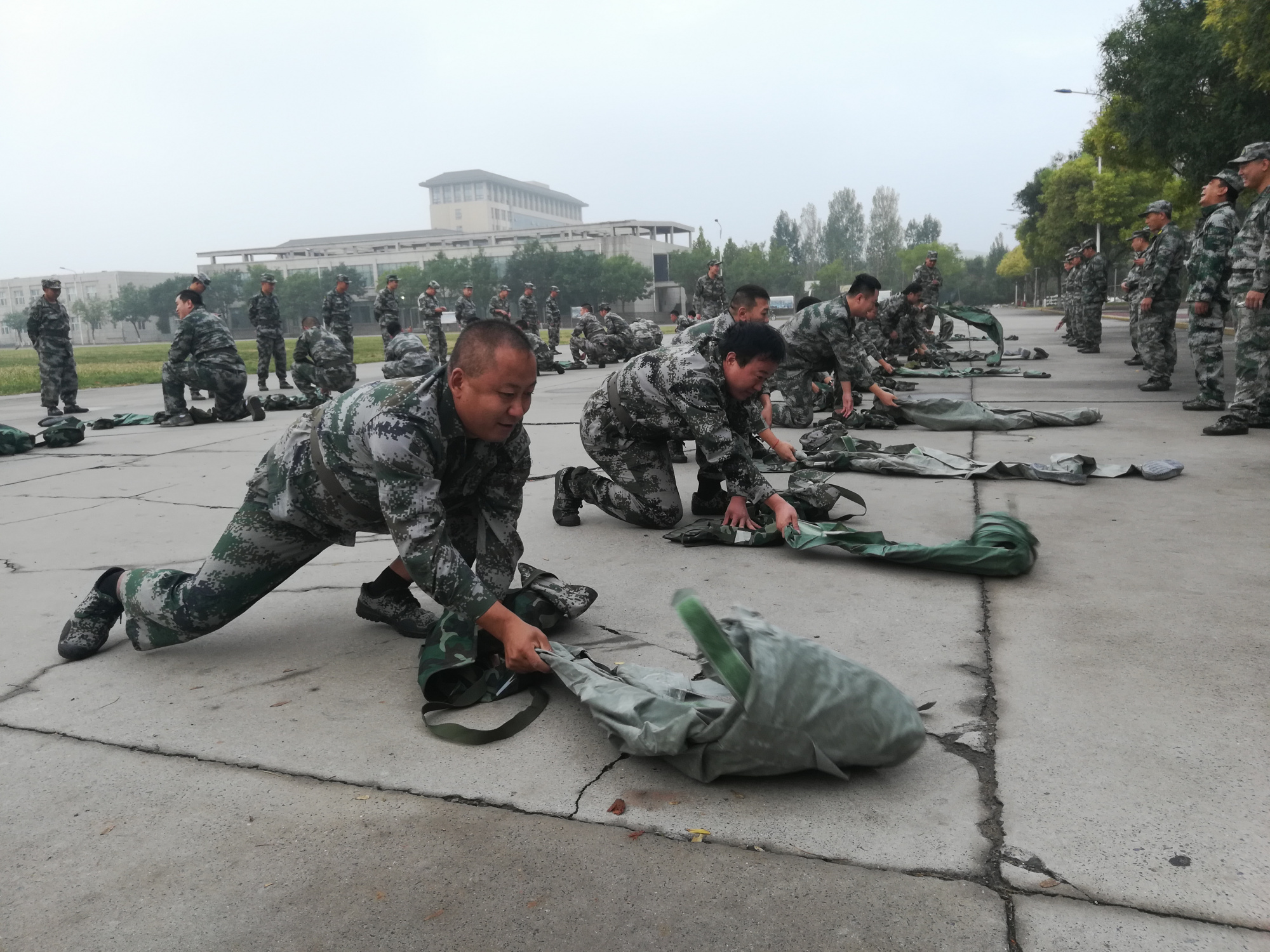 河北省军区民兵教练员训练场上过中秋佳节