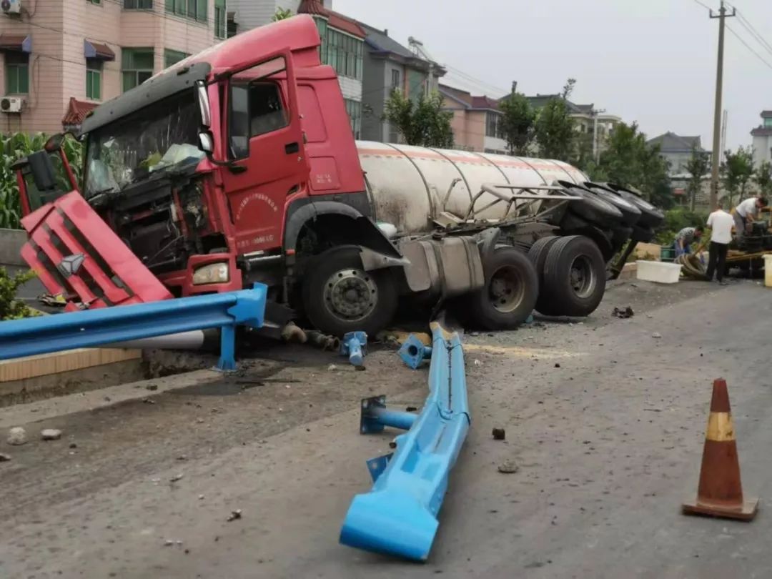 险昨日清晨一油罐车发生侧翻多方紧急救援妥善处置